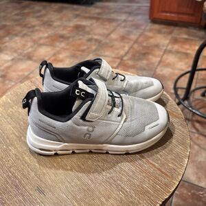 On Cloud Play Running Shoes Kids Gray Comfort Cushioned Gray White K2